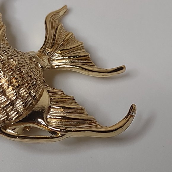 Vintage Gold Tone Angelfish Brooch - Picture 6 of 13